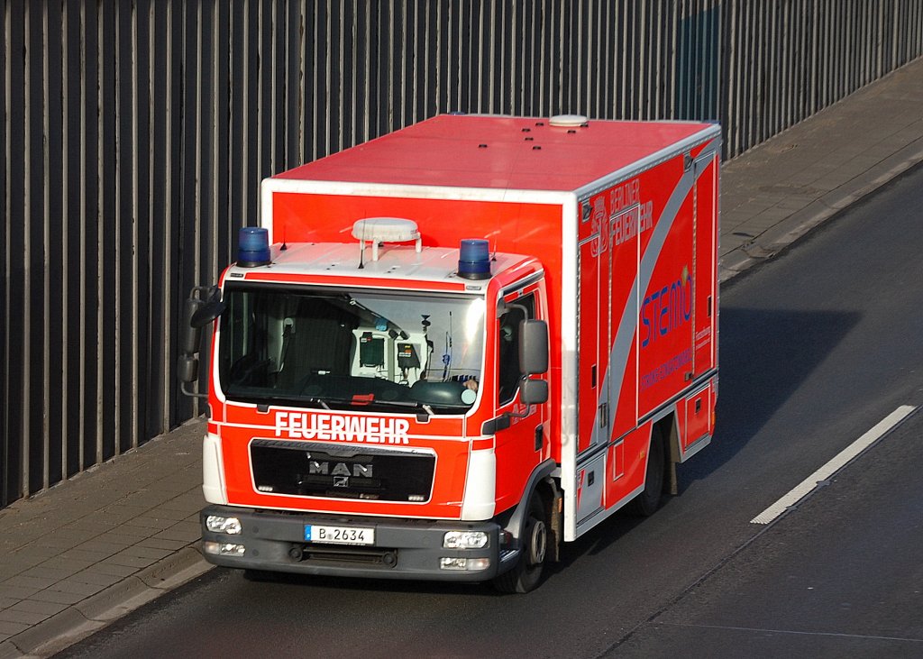 Das relativ neue Stroke-Einsatz-Mobil (STEMO)der Berliner Feuerwehr, ein MAN TGL 12.250 mit Kastenaufbau f�r die Akutschlaganfall-Patienten in Berlin, 18.01.12 Berliner Stadtautobahn H�he Knobelsdorffstr.