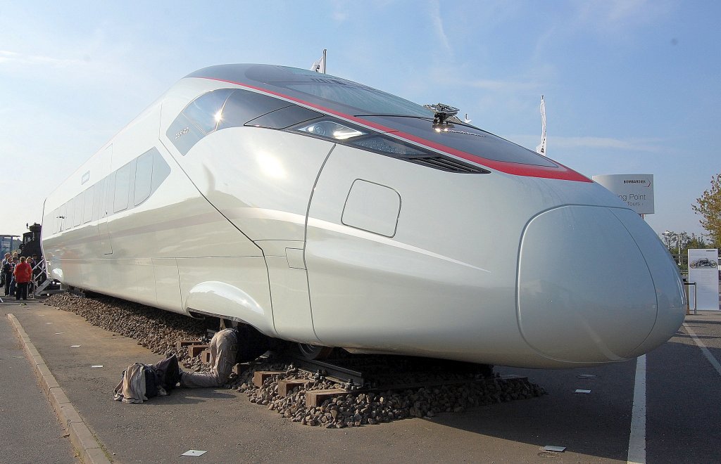 Das ist schon beeindruckend und l�sst den neuen ICE III von Siemens ganz sch�n alt aussehen, der ZEFIRO von Bombadier wie er in China schon l�uft und Italien wohl bestellt hat, naja in Designfragen hinkt Deutschland ja immer hinterher, Formen + Farben bleiben deutschen Herstellern eher suspekt, InnoTrans 2010 