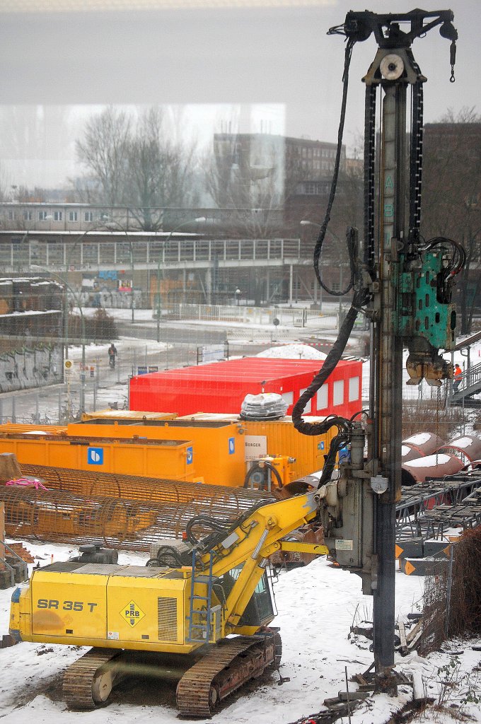Das Tr�gersystem SR 35 T von ZEPPELIN mit ABI 14/17 SL der Fa. PRB am 25.12.09 Gro�baustelle Berlin Ostkreuz.