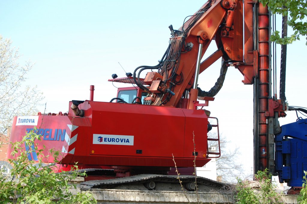 Das Tr�gersystem ZR 28 T mit Teleskopm�kler der Baufirma EUROVIA beim Neubau der S-Bahngleise Berlin Baumschulenweg Sommer 2008. 