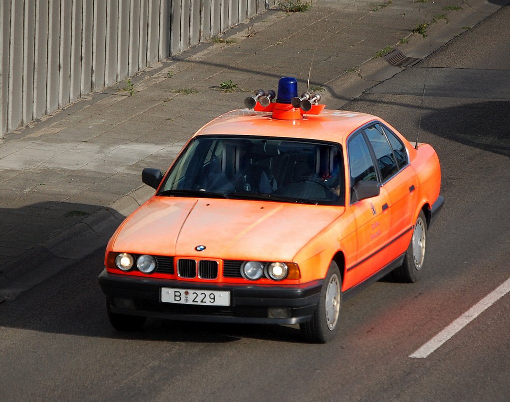 Das verblasste Feuerwehrrot deutet auf das Alter dieses betagten ELW 1 Fahrzeugs der Berliner Feuerwehr, es ist ein BMW Typ 520i der schon seit vielen Jahren in Diensten der Berliner Feuerwehr ist, 11.09.09 Berliner Stadtautobahn H�he Knobelsdorffstr.