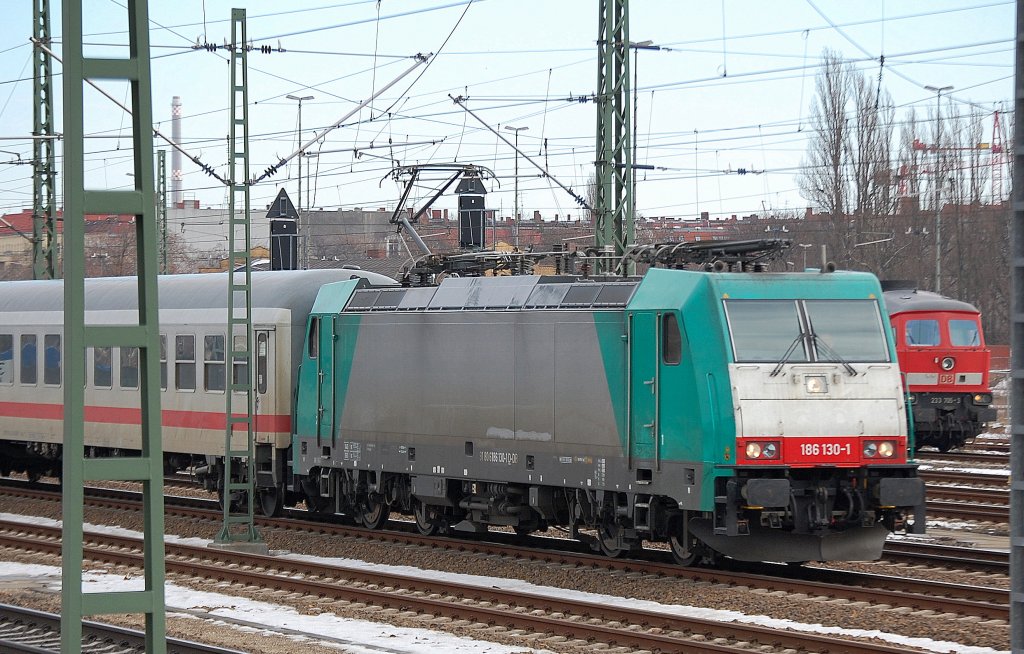 DB 186 130-1 (91 80 6186 130-1 D-DB, Bj.2007) mit einigen Personenwagen (IC + Berlin-Warschau Express) Richtung Berlin Grunewald, 25.02.10 Berlin-Beusselstr.