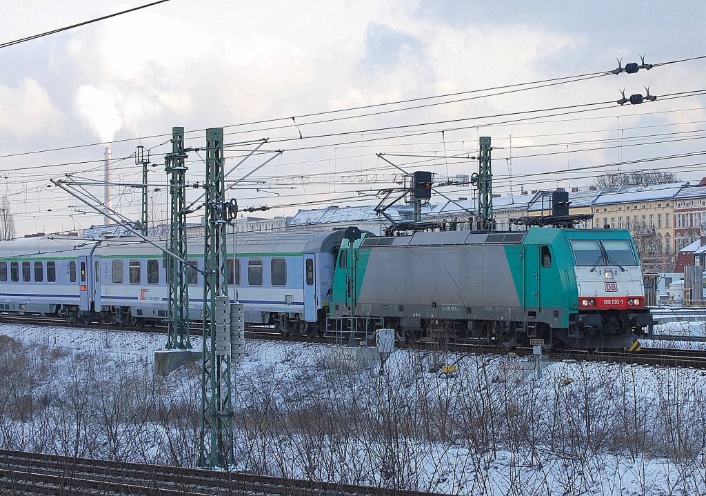 DB 186 130-1 mit Berlin-Warschau-Express Zuggarnitur Richtung Berlin-Grunewald, 03.02.12 Berlin-Wethafen.
