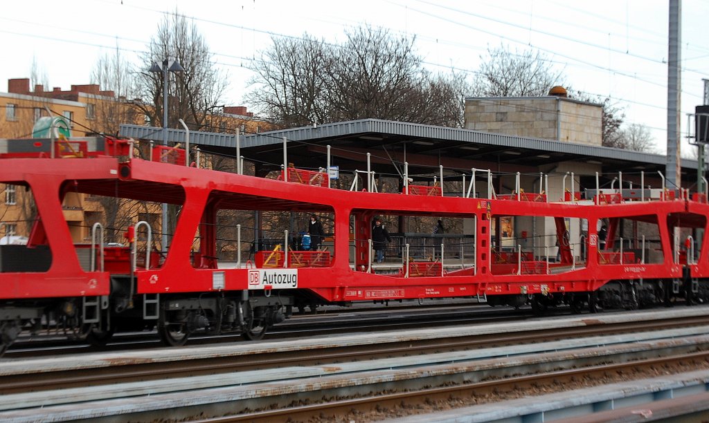 DB Autozug Reisezug-Autotransportwagen vom Typ DDm 915 am 09.03.12 Berlin-Greifswalder Str.