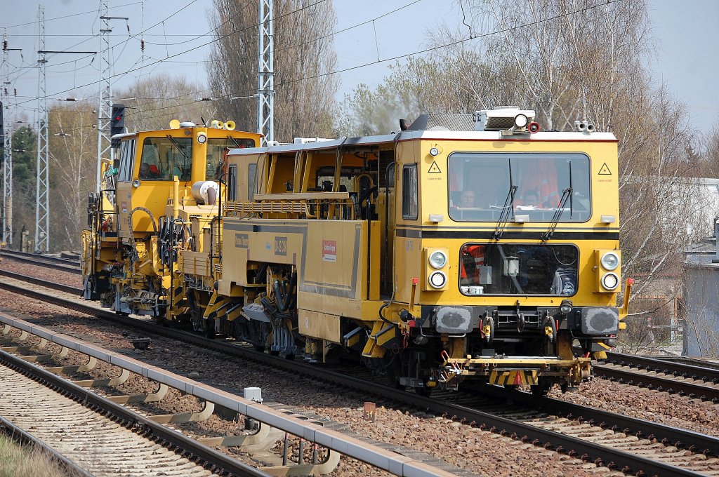 DB Bahnbau Gruppe mit �blichen Gleisbaumschinengespann, die Stopfmaschine P&T 09-32 CSM + Planiermaschine SSP 502 Richtung Karower Kreuz Berlin, 22.04.13 