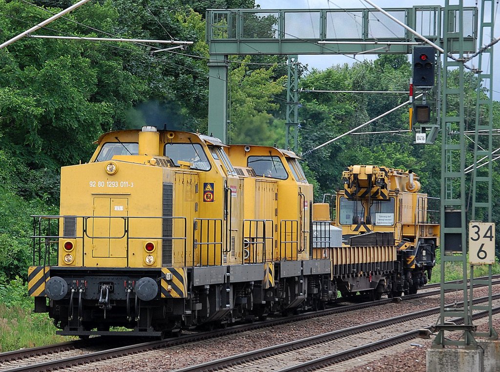 DB Bahnbau Gruppe/DGT mit Doppeltraktion 293 011-3 + 293 010-5 mit Schutzwagen und altem ex DR TAKRAF EDK 300/5 50 t Eisenbahnkran auf dem Berliner Innenring H�he Berlin Jungfernheide Richtung Nordosten, 26.06.13