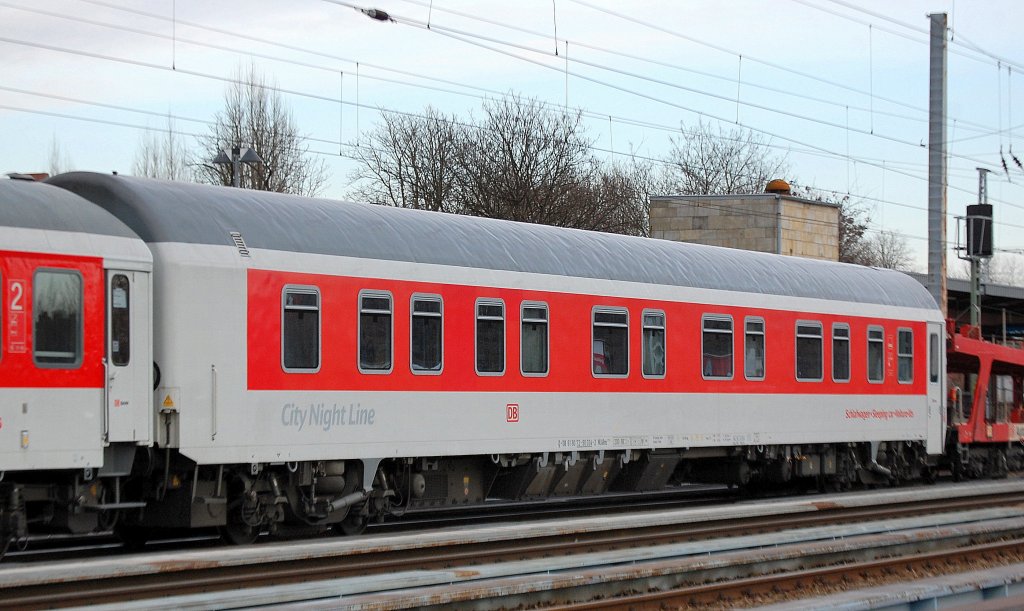 DB City Night Line Comfortline-Schlafwagen mit der Nr. D-DB 61 80 72-90 034-2 WLABmz 173.1 in der DB Autozugwagengarnitur Zug-Nr.41247 der t�glich ab Berlin-Wannsee zum Abend nach M�nchen-Ost f�hrt auf dem Weg zum Abstellort Berlin-Grunewald, 09.03.12 Berlin-Greifswalder Str.
