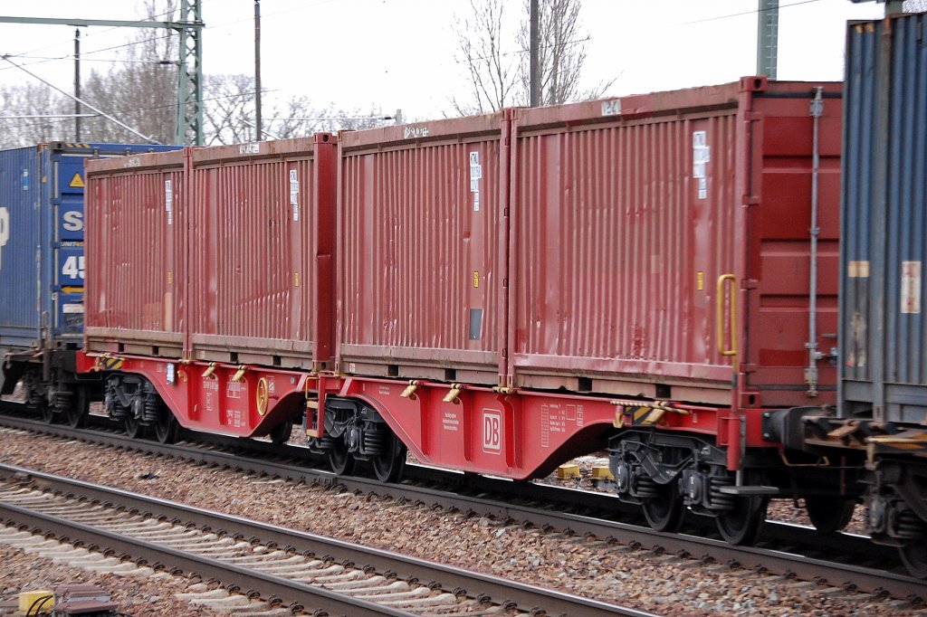 DB Containertragwageneinheit eingestellt mit der Nr. 31 TEN-RIV 8 D-DB 4950 560-1 Sggrs 741 am 05.02.11 Bhf. Flughafen Berlin-Sch�nefeld.