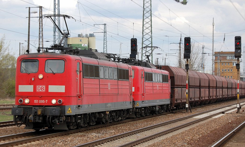 DB Doppeltraktion mit 151 095-7 + 151 104-7 und langem Erzzug bei der Durchfahrt im Bhf. Flughafen Berlin-Sch�nefeld.