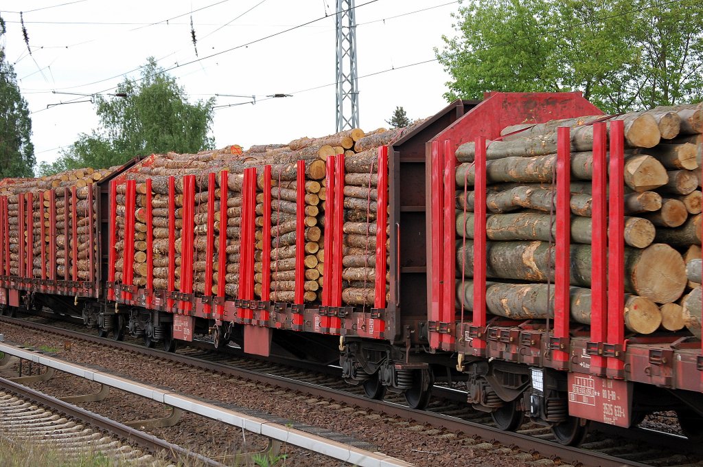 DB Drehgestell-Flachwagen f�r den Holztransport mit der Nr. 31 RIV 80 D-DB 3525 129-3 Roos 639 am 23.05.13 Berlin-Karow.