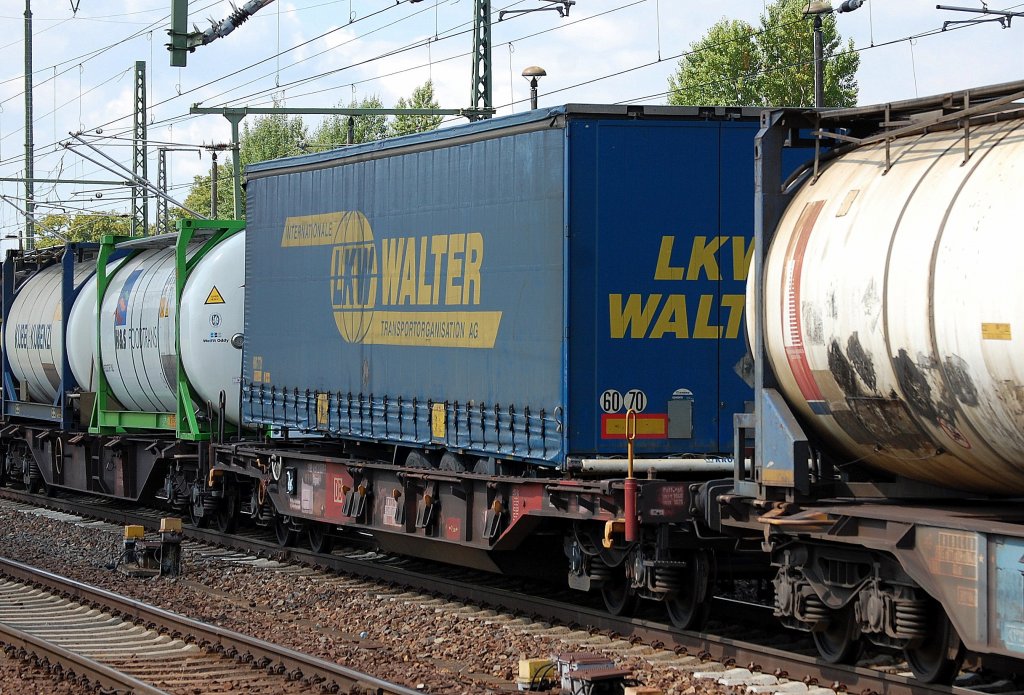 DB Drehgestell-Taschenwagen mit der Nr. 31 RIV 80 D-DB 4512 037-1 Sdgmns 743 am 01.08.13 Bhf. Flughafen Berlin-Sch�nefeld.