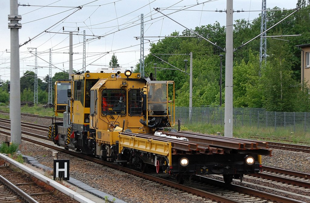 DB Gleisarbeitszug mit Flachwagen mit Schienenschwellen angeschoben von einem GAF 100 R und hinten dran ein BAMOWAG 54.22 von Robel, 31.05.12 Berlin-Blankenburg.