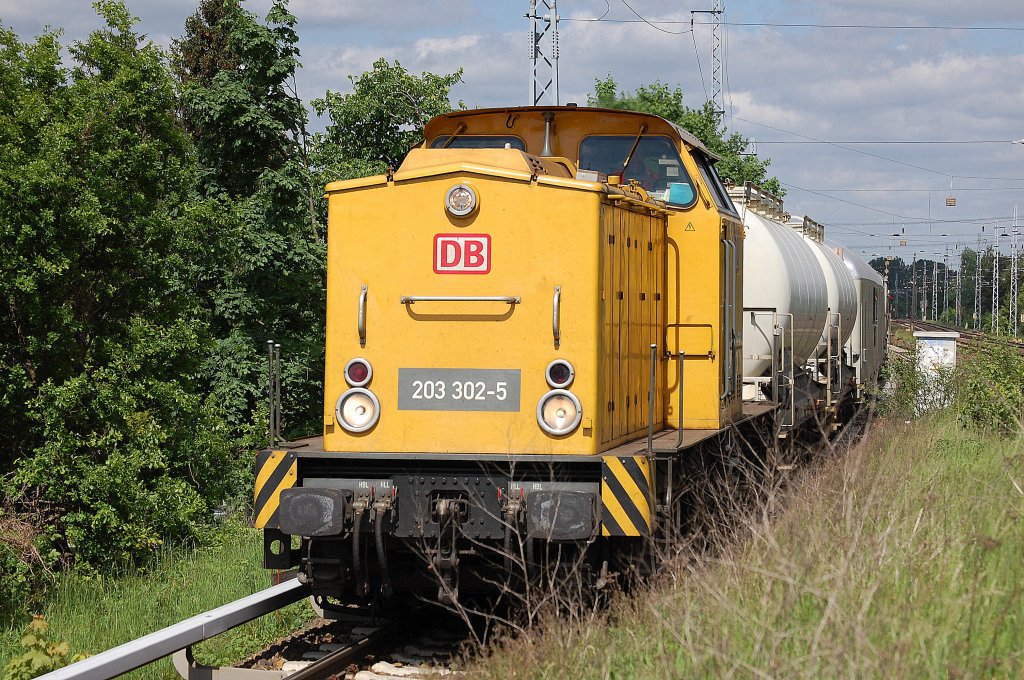 DB Netz 203 302-5 mit Bayer Unkrautspritzzug auf dem R�ckweg auf den Berliner S-Bahngleisen bei der Durchfahrt S-Bhf. Berlin-Karow, 23.05.13