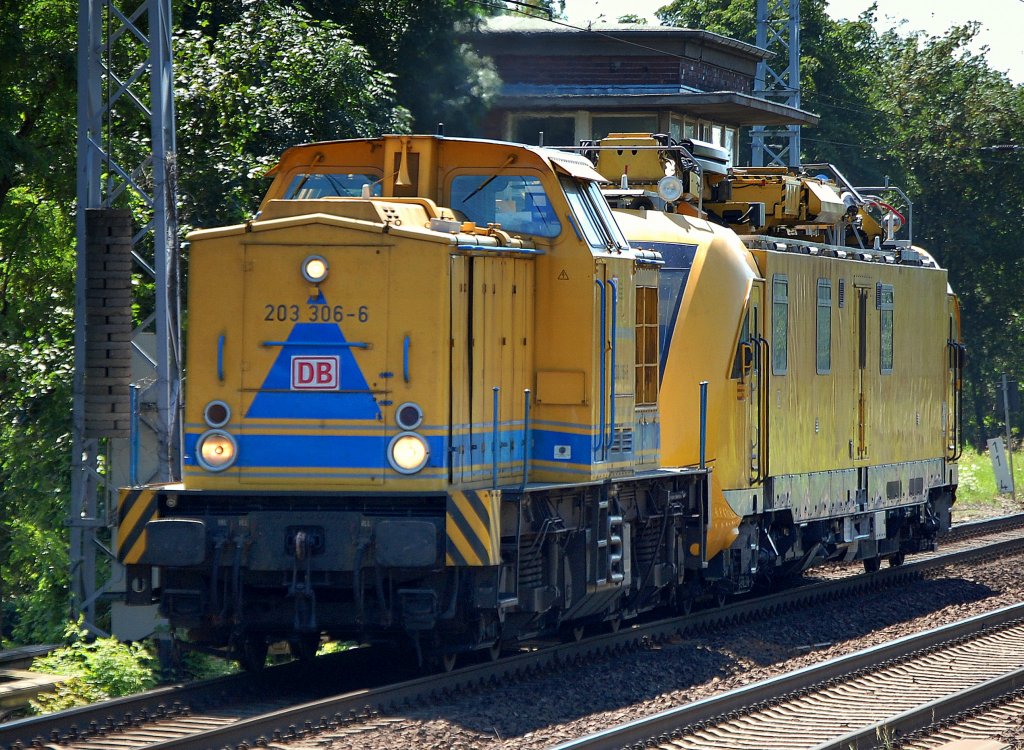 DB Netz AG 203 306-6 (92 80 1203 306-6 D-DB, Bj.1974) mit dem Hubarbeitsb�hnen-Instandstandhaltungsfahrzeug 711 116-4 am Haken am 27.07.09 Berlin-Karow. 