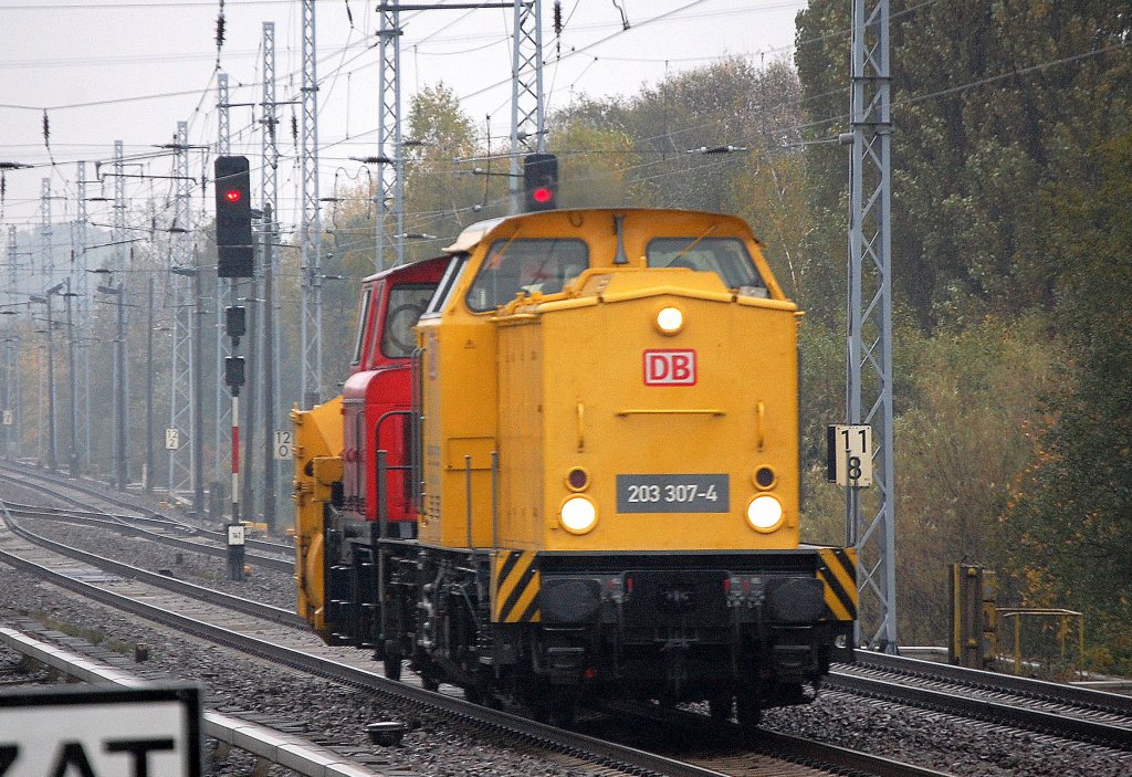 DB Netz AG 203 307-4 (92 80 1203 307-4 D-DB, LEW Bj.1974) mit einer DB Schneeschleuder unbekannten Typs unterwegs, 19.10.10 Berlin-Karow.