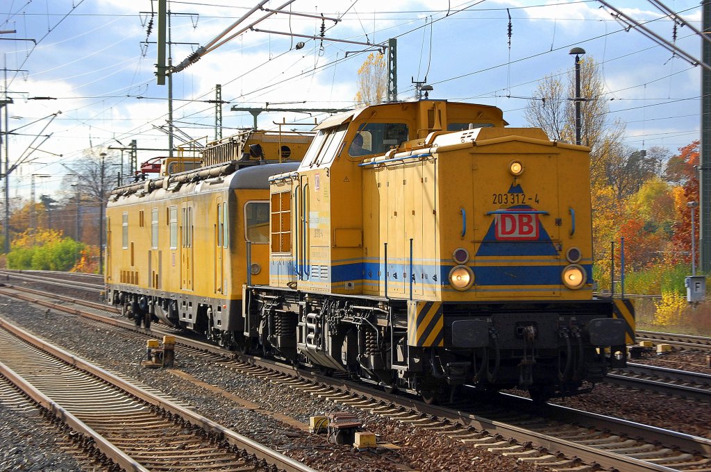 DB Netz AG 203 312-4 (92 80 1203 312-4 D-DB, Bj.1975) hat den vierachsigen Turmtriebwagen 704 001-7 am Haken, 31.10.09 Durchfahrt im Bhf. Flughafen Berlin-Sch�nefeld.