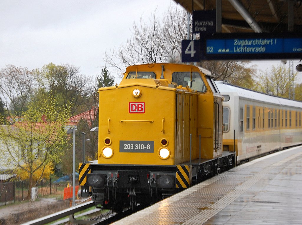 DB Netz AG Messzug seit Tagen auf dem gesammten Berliner S-Bahn Netz unterwegs mit dem Schienenpr�fzug 1 hier gezogen von 203 310-8 (92 80 1203 310-8 D-DB, LEW Bj.1971) am Ende des Zuges befindet sich 203 306-6, hier bei der Durchfahrt im S-Bhf. Berlin-Karow am 13.04.11.