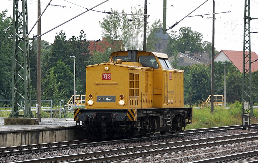 DB Netz Instandhaltung 203 314-0 bei der Durchfahrt im Bhf. Flughafen Berlin-Sch�nefeld, 18.07.12 