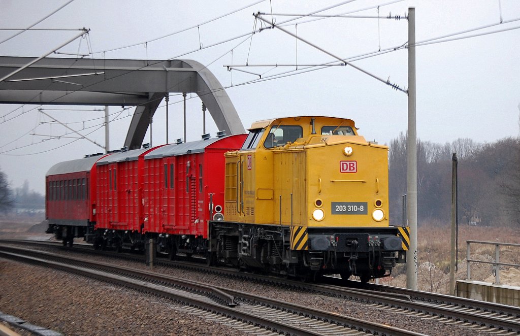 DB Netz Instandhaltung mit 203 310-8 und DB Hilfszug Richtung Berliner Innenstadt, 17.01.12 Berlin-Pankow. 
