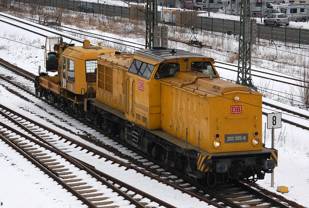DB Netz Instandhaltung mit 203 305-8 und GAF 100 am Haken am 22.03.13 Berlin-Putlitzbr�cke.