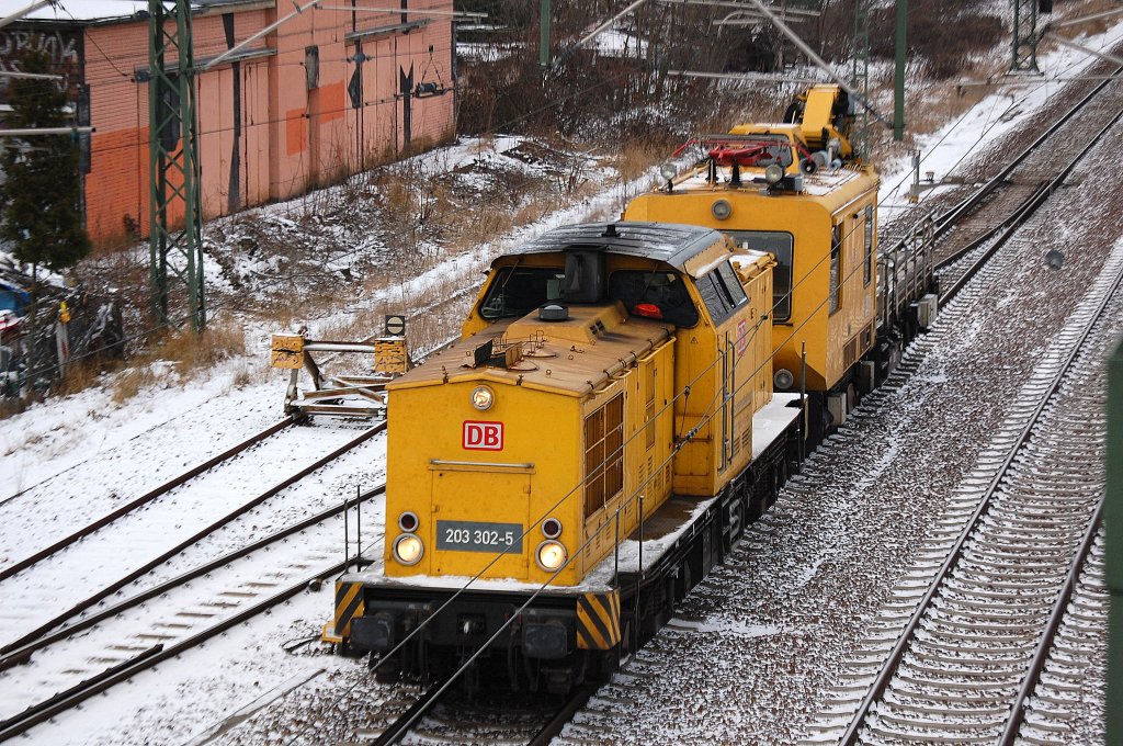 DB Netz mit 203 302-5 und OBW 10 am Haken Richtung Berlin-Wedding, 17.01.13 Berlin-Beusselbr�cke.