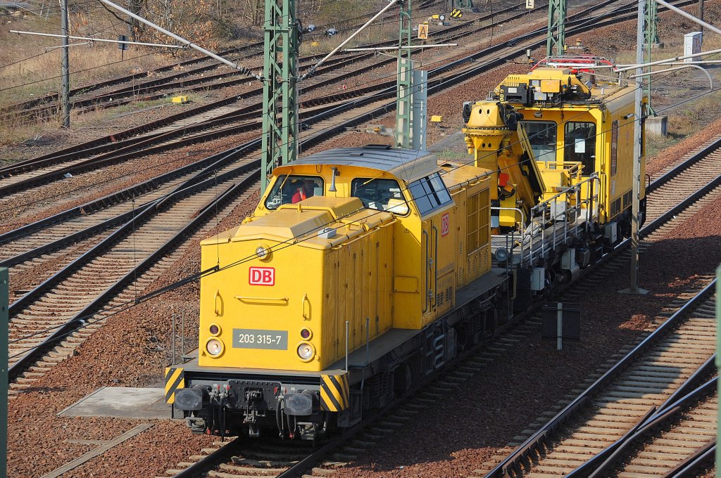 DB Netz mit 203 315-7 + Instandhaltungsfahrzeug Oberleitung (IFO) am haken Richtung Nordosten, 22.04.13 Berlin-Putlitzbr�cke.