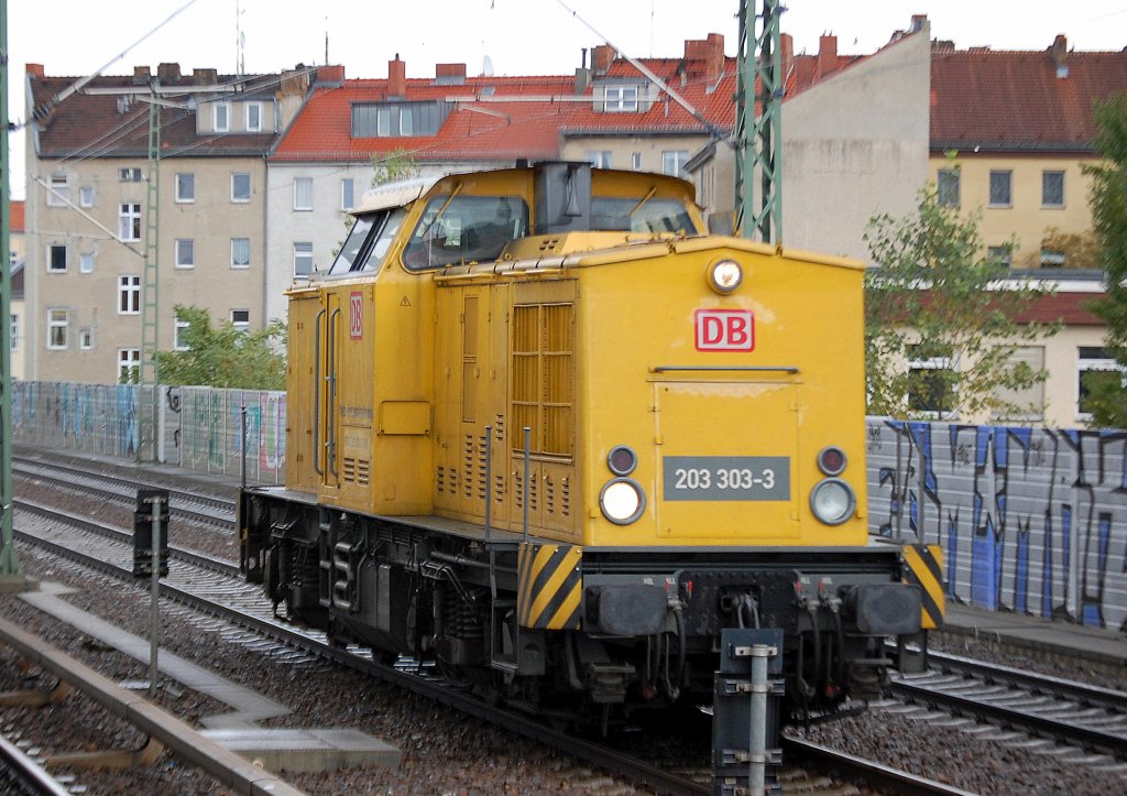 DB Netzinstandsetzung mit 203 303-3 (92 80 1203 303-3 D-DB, LEW Bj.1974) Richtung Berlin-Westhafen, 15.10.10 Berlin-Weding.