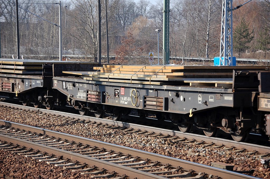 DB-SCHENKER Drehgestell-Flachwagen mit sechs Rads�tzen beladen Stahlbramen eingestellt mit der Nr. 31 RIV 80 D-DB 4865 499-6 Samms 709, 01.03.11 Bhf. Flughafen Berlin-Sch�nefeld.