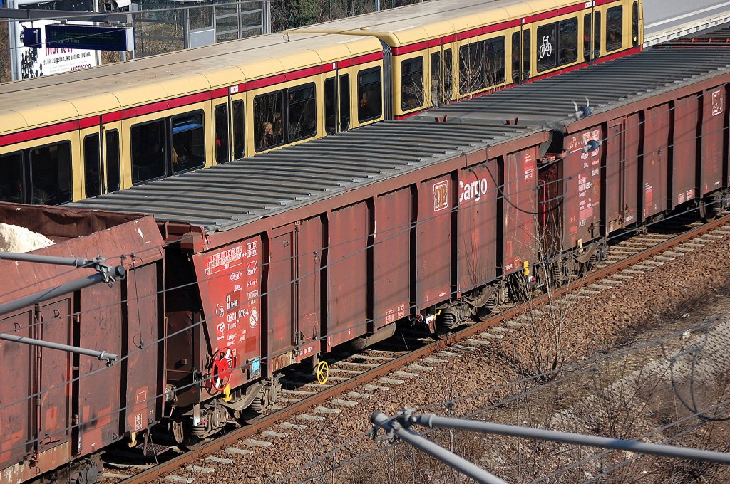 DB SCHENKER Drehgestellwagen mit Rolldach eingestellt mit der Nr. 81 80 D-DB 0803 076-4 Tamns 895 Ladegut: Ton, 03.03.11 Berlin Putlitzbr�cke.