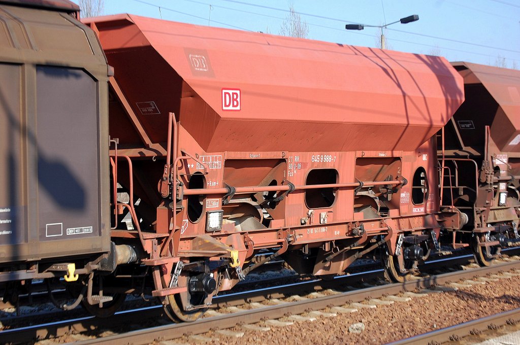 DB SCHENKER offener Sch�ttgutwagen mit dosierbarer Schwerkraftentladung und zwei Rads�tzen eingestellt mit der Nr. 21 RIV 80 D-DB 645 9 988-7 Typ Fcs 092 am 23.02.11 Bhf. Flughafen Berlin-Sch�nefeld. 
