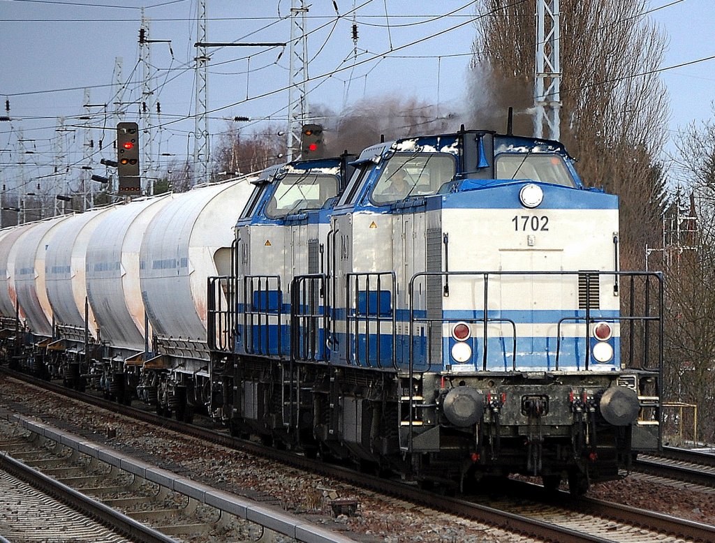 D&D 1702 (92 80 1203 130-7 D-DUD, Bj.1973) + 1701 (92 801203 110-2 D-DUD, Bj.1971) in Doppeltraktion mit Ganzzug Staubsilowagen franz�sischer Bauart, 22.12.08 Berlin-Karow.