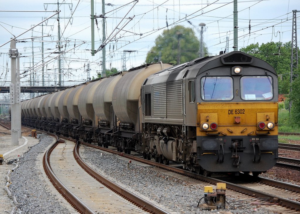 DE 6302 (Gm-EMD, Bj.2003) ehemals DLC mit Ganzzug Silowagen bei der Durchfahrt im Bhf. Flughafen Berlin-Sch�nefeld, 22.05.09