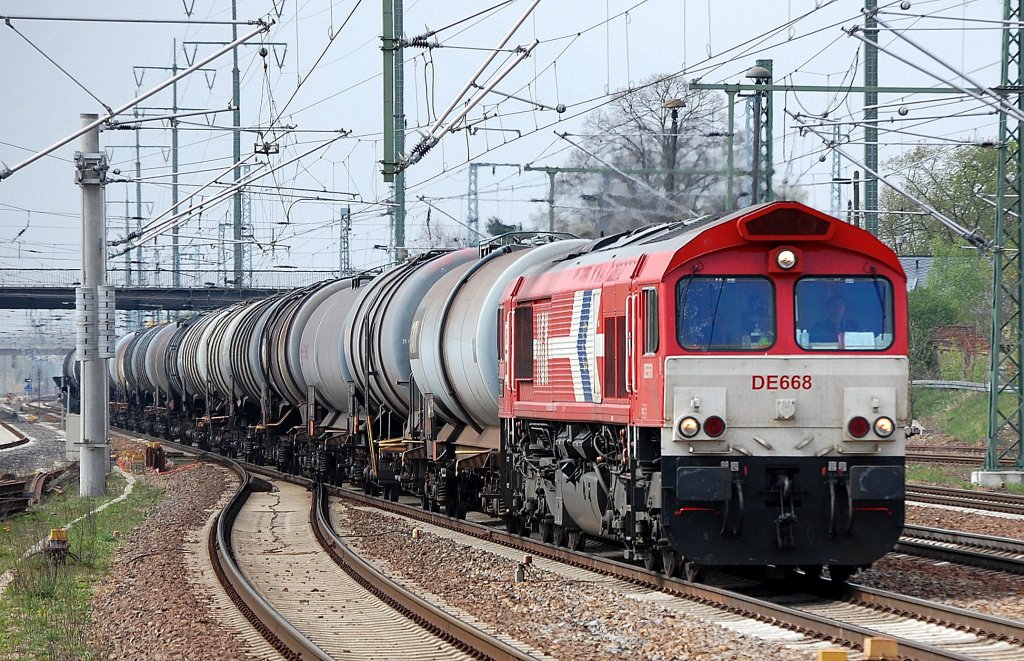 DE 668  Klaus Meschede  (92 80 1266 068-6 D-HGK) mit Kesselwagenzug am 25.04.12 Bhf. Flughafen Berlin-Sch�nefeld.