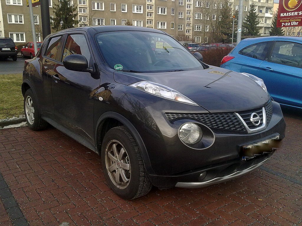 Den Typ sah ich in letzter Zeit immer h�ufiger in Berlin, das SUV NISSAN JUKE erfreut sich gro�er Beliebtheit und das kann ich gut verstehen bei dieser ansprechenden Formgebung, 22.02.12 Berlin-Pankow.