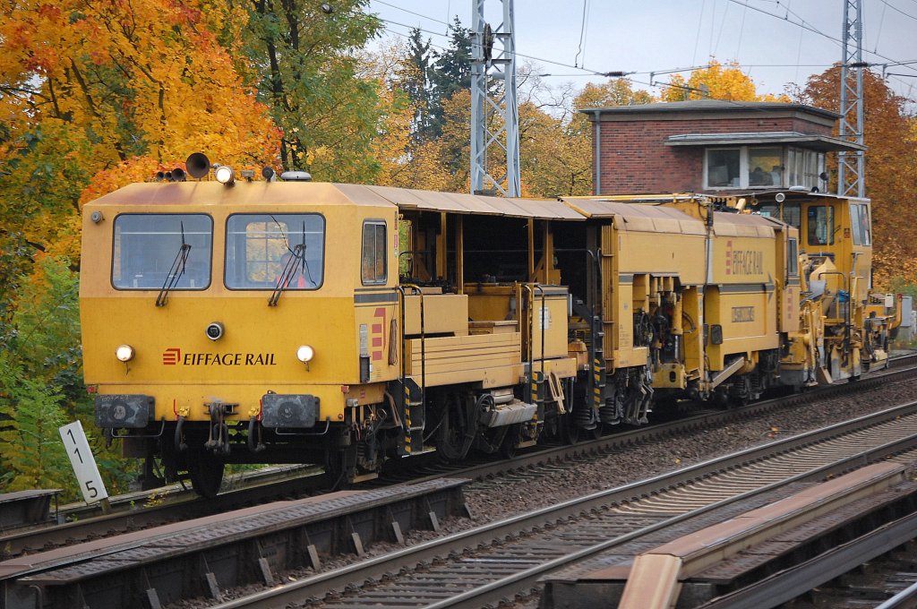 Der Ableger eines franz�schen Unternehmens die EIFFAGE RAIL GMBH Deutschland- NL Berlin mit ihrer Gleis- und Weichenstopfmaschine P&T 08-475 UNIMAT 4S + Schotterverteil- und Planiermaschine SSP 110 SW Richtung Bernau am 22.10.12 Berlin-Karow. 
