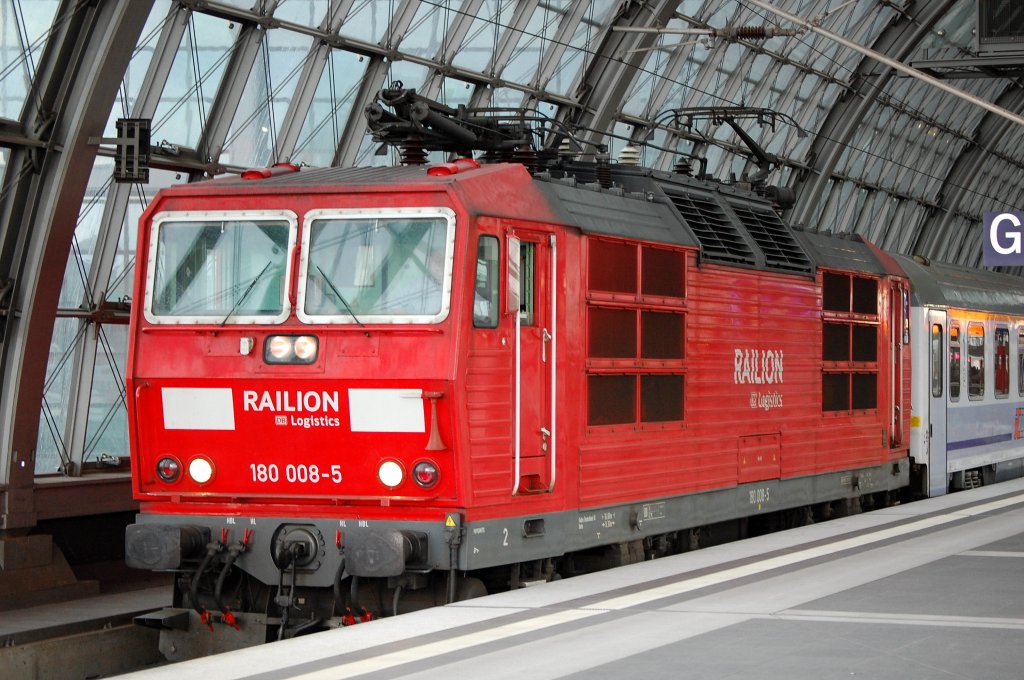 Der Berlin-Warschau Express mit 180 008-5 am 15.06.08 im Berliner Hbf.