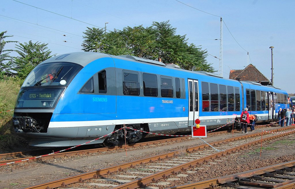 Der einzige Triebzug der als DISPO Registrierung l�uft ist der Siemens/ETCS Vorf�hrtriebwagen (Desiro, Bj.2003) VT1.0/VT1.5 (95 80 0 642 800-6 D-DISPO) in blau, innen modern mit Sitzgruppen, Seminarraum und Bildschirmen ausgestattet, zu Gast zur 175 Jahr Feier Bahnhofsfest Berlin-Lichtenberg, 03.10.10 