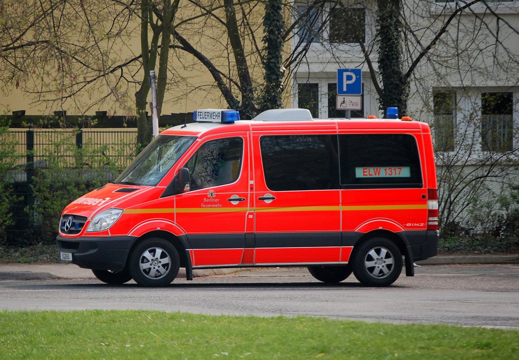 Der ELW 1317, ein MB Sprinter der Berliner Feuerwehr, 08.04.09 Berlin-Pankow. 