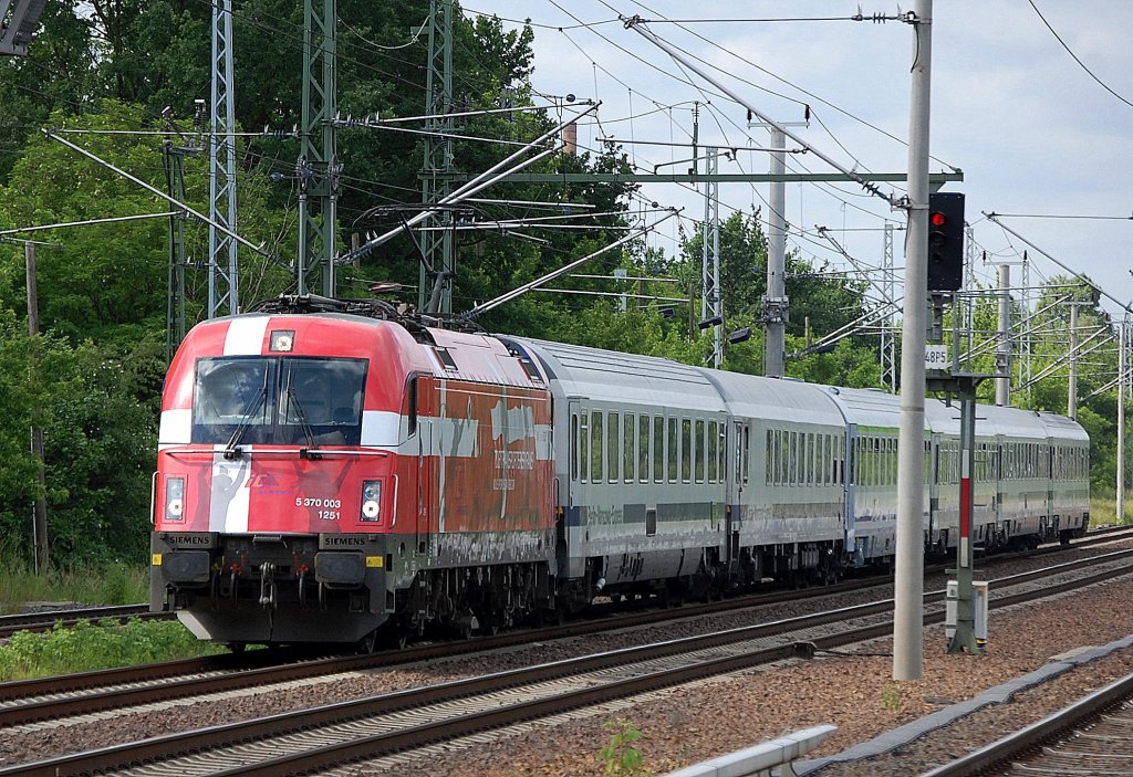 Der EM-Husarz  Denmark  5 370 003 1251 (91 51 5370 003-3 PL-PKPIC) mit der Berlin-Warschau-Express Wagengarnitur am 30.05.12 Berlin-Blankenburg.
