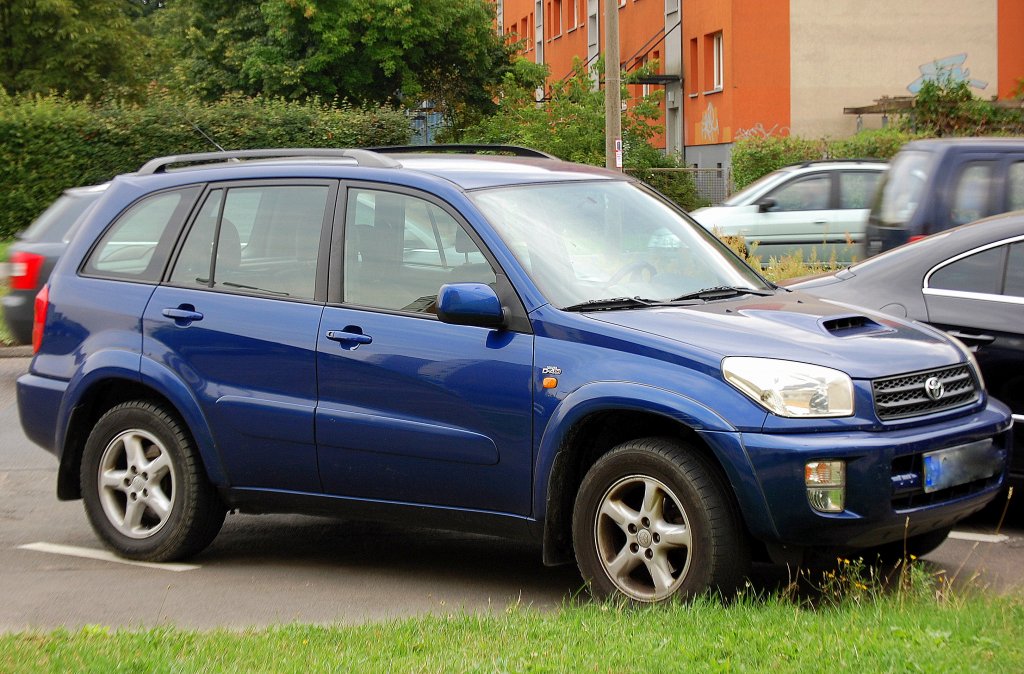 Der Funcruiser Toyota RAV4 III D4-D (seit 2006 auf dem Markt), mit 110 kW (136 PS) Motorleistung ein SUV f�r den Stadtverkehrr v�llig ausreichend, 12.08.10 Berlin-Pankow. 