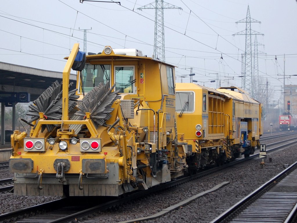 Der GBW Gleisbauzug von hinten mit der Schnellschotterplaniermaschine P&T SSP 110 SW und davor der DYNAMIC STOPEXPRESS P&T 09-3X bei der Durchfahrt im Bhf. Flughafen Berlin-Sch�nefeld, 29.11.08 