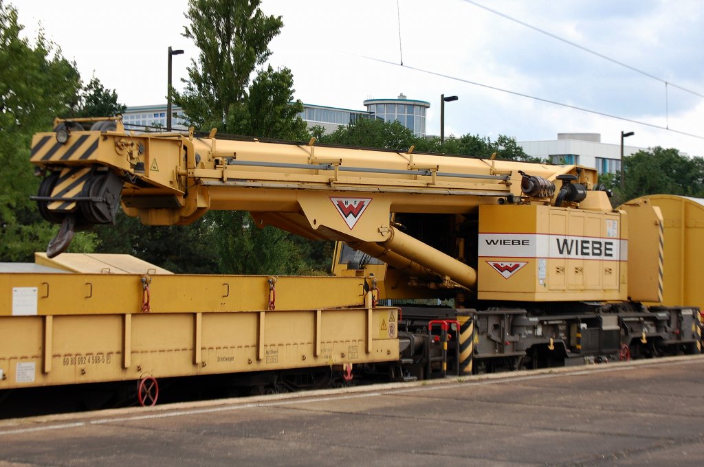 Der Gleisbauschienenkran der Fa. H.F. Wiebe GmbH, der KRC 810 T (Kirow, Bj.2000) mit der Nr. 97 82 53 504-19-2, 19.07.08 Bhf. Flughafen Berlin-Sch�nefeld.