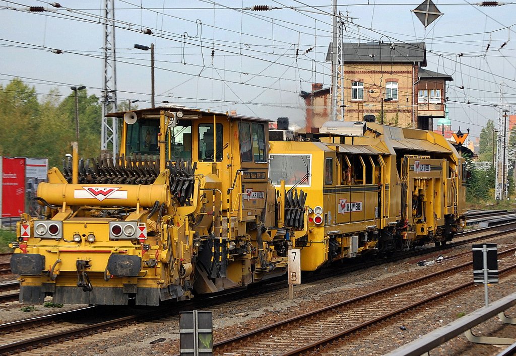 Der Gleisbauzug der Fa. H.F.Wiebe GmbH mit der Schotterplaniermaschine Deutsche Plasser 110 SW + P&T UNIMAT 09-32/4S Richtung Bornholmer Str. am 05.09.08 Berlin Greifswalder Str. 