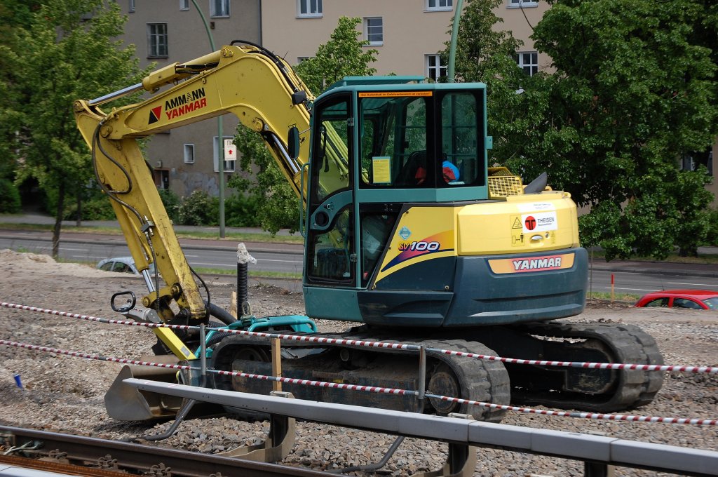 Der gr��te aus der Minibagger-Palette von AMMANN YANMAR, der SV100, am 09.05.09 S-Bhf. Neubau Berlin-Adlershof. 