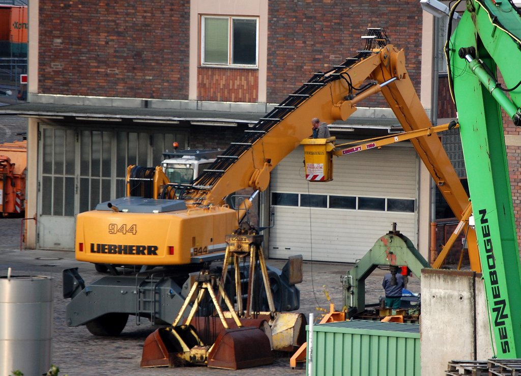 Der gr��te im Berliner Westhafen ist der relativ neue Umschlagbagger von LIEBHERR Typ 944 der BEHALA, 05.12.08 
