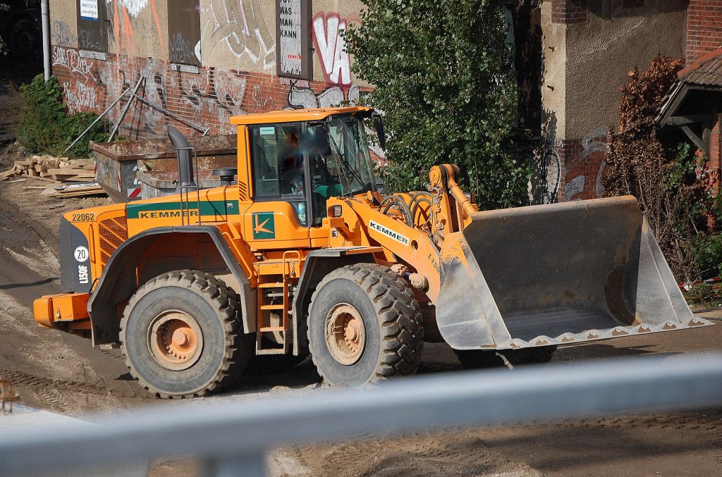 Der gro�e VOLVO L150 Radlader der Baufirma KEMMER bei Erdarbeiten auf der Gro�baustelle Berlin Ostkreuz, 01.10.09