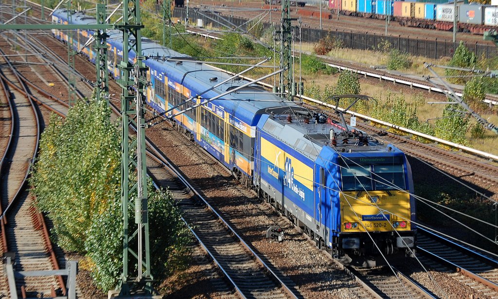 Der InterConnex angeschoben von 146 520-2 Richtung Berlin-Spandau, 18.10.12 Berlin-Putlitzbr�cke.