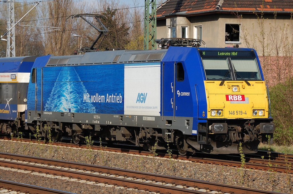 Der InterConnex Richtung Lepzig durchf�hrt ein Nebengleis am S-Bhf. Berlin-Blankenburg, er ist mit 146 519-4 (91 80 6146 519-4 D-RBB, Bj. 2005) unterwegs, 16.04.10