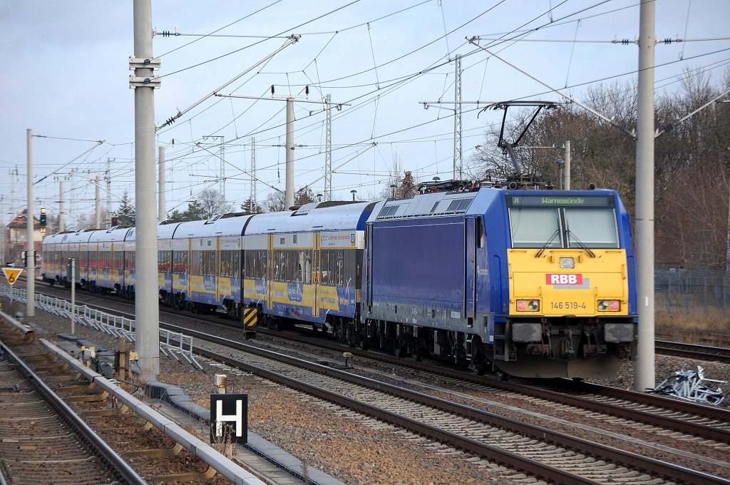 Der InterConnex Richtung Warnem�nde mit 146 519-4 (91 80 6146 519-4 D-RBB), 26.11.11 Berlin-Blankenburg.