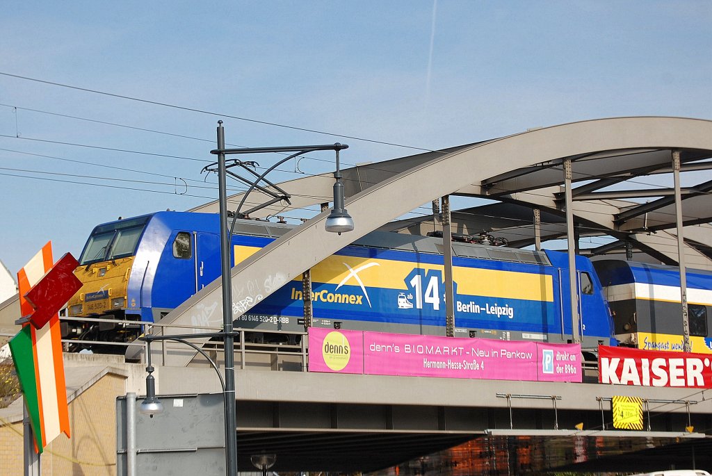 Der InterConnex �berquert die Br�cke �ber die Berliner Str. in Berlin-Pankow mit 146 520-2 Richtung Warnem�nde, 04.10.11